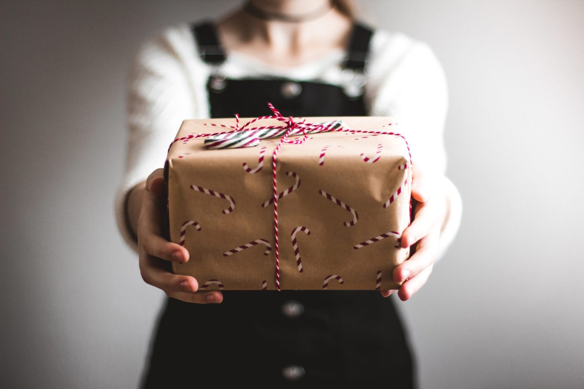 Holiday shipping deadlines. Christmas package by Kira auf der Heide on Unsplash